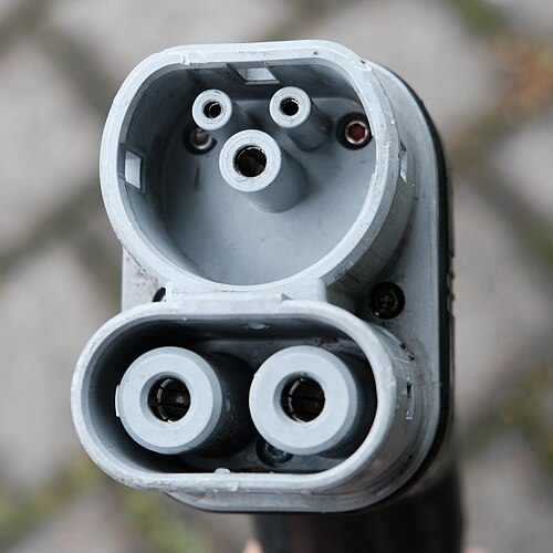 Gros plan d'un connecteur de recharge rapide CCS Combo 2