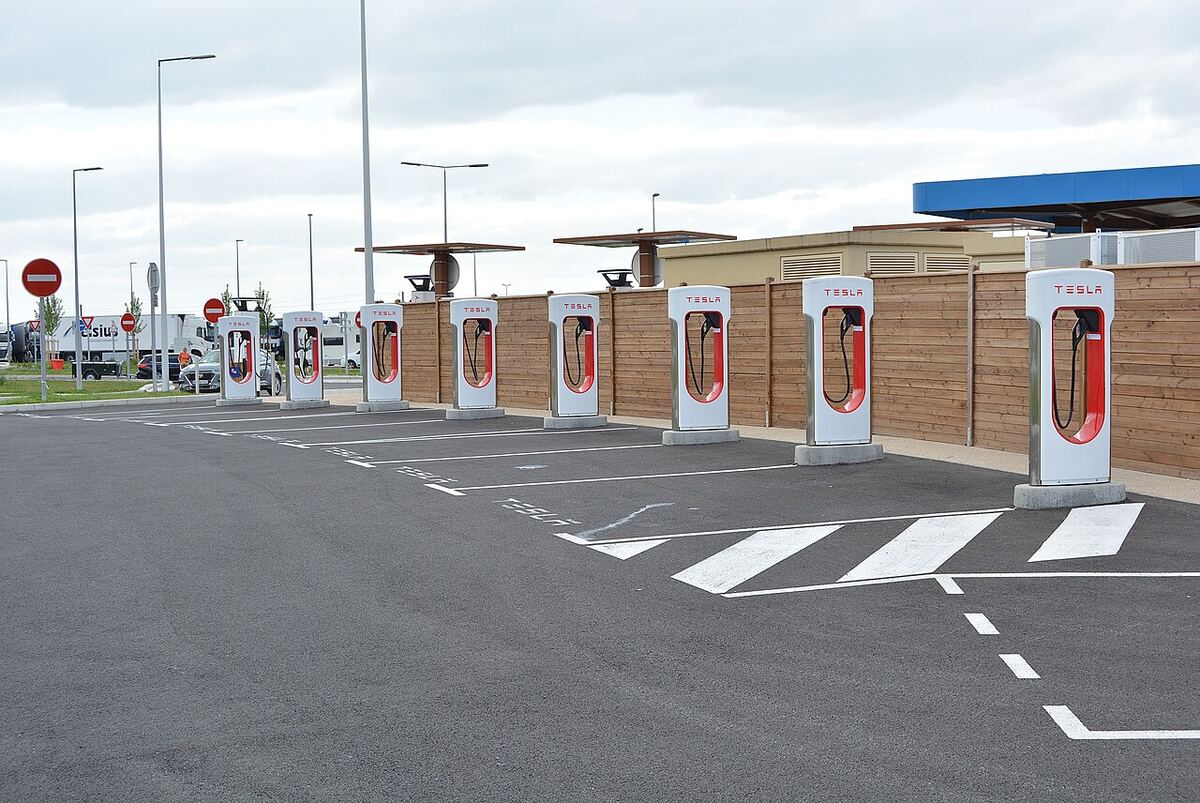Bornes de recharge rapide sur une aire d'autoroute en France